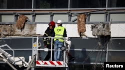 Spasilačka ekipa pregleda deo zgrade Železničke stanice, gde se dan ranije urušila nadstrešnica, 2. novembar 2024.