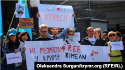 «Руки прочь от Qirimli». Акция под посольством России в Киеве в поддержку задержанных в Крыму крымских татар (фотогалерея)