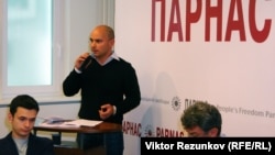 Андрей Пивоваров (в центре) с Ильей Яшиным и Борисом Немцовым