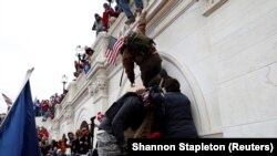 Демократи звинувачують Дональда Трампа в підбурюванні до насильства і безладів, стверджуючи, що саме його дії спровокували натовп на штурм Капітолію 6 січня, внаслідок якого загинули п'ятеро людей