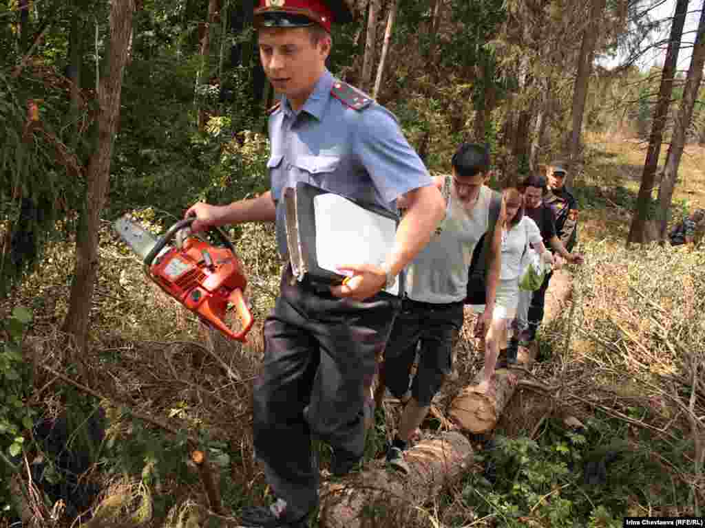 29 июня представители инициативной группы “В защиту лесов Подмосковья” провели акцию против вырубки лесов в Солнечногорском районе под автомагистраль Москва – Санкт-Петербург.