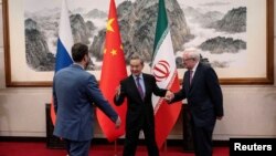 Укрепляя "новую Ось"? Министр иностранных дел Китая Ван И (в центре) приветствует замминистра иностранных дел России Сергея Рябкова (справа) и заминистра иностранных дел Ирана Казема Гарибабади. Пекин, март 2025 года