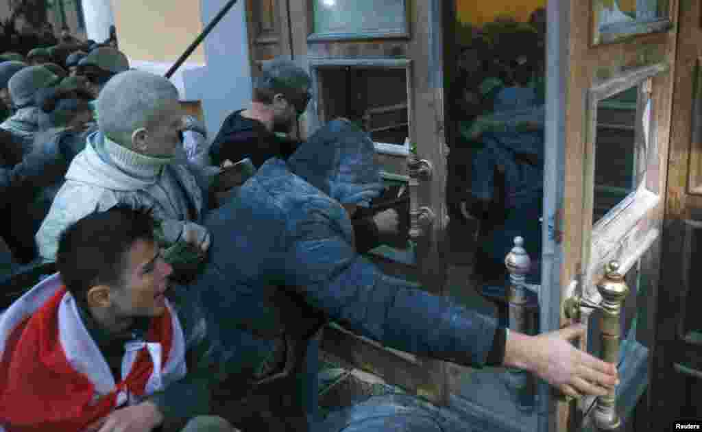 «Те, що сьогодні відбулося, було класичною провокацією. Що там було? Наші депутати нам сказали, що там є дві кімнати, які можна брати на шляху до парламенту, де жінки затриманих офіцерів мають створити штаб. Ми туди пішли, і що ми там побачили? Ми побачили велику кількість Національної гвардії, і вони одразу почали сутички. Після цього я забрався на машину і сказав: люди, відходимо, ми не маємо іти на провокацію», – так описав Саакашвілі ситуацію в центрі Києва