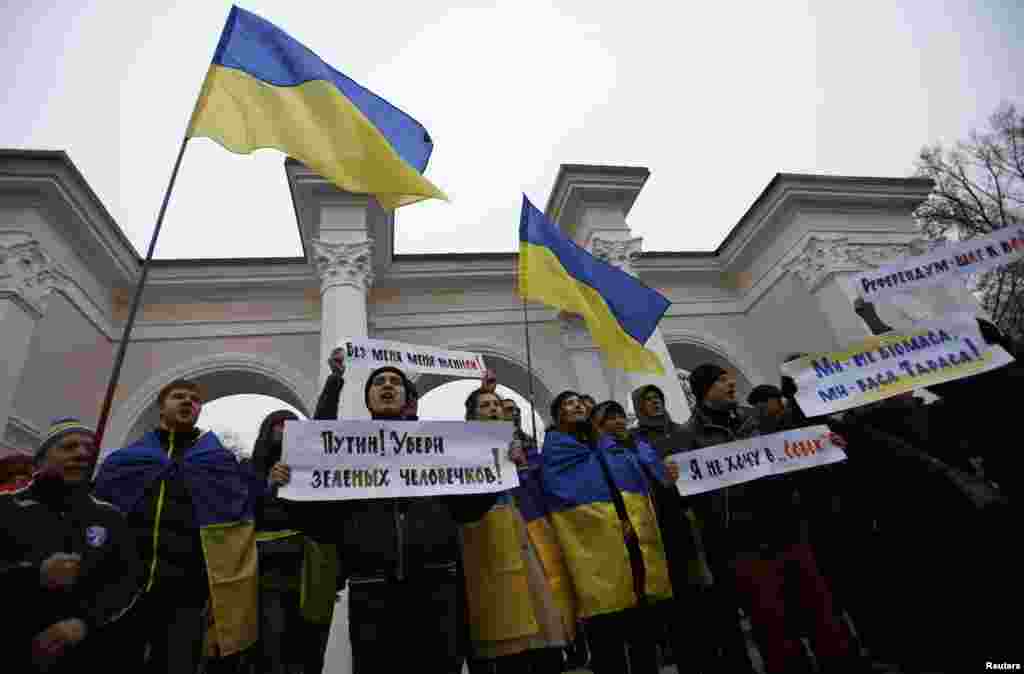 Проукраїнські демонстранти на акції протесту проти російської агресії біля пам'ятника Шевченку в Сімферополі, 10 березня 2014 року.