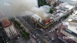 На Хрещатику горить будівля колишнього гастроному (відео) На Хрещатику горить будівля колишнього гастроному (відео)