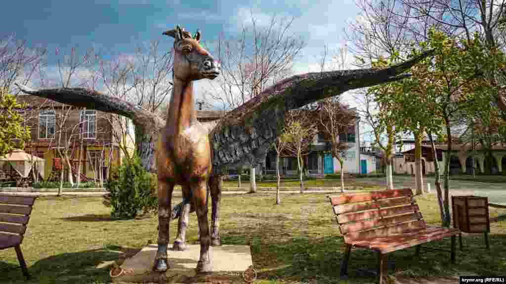 Памятник Пегасу в центре села по инициативе главы администрации поселения поставили перед началом прошлогоднего курортного сезона. «Просто конь с крыльями», – говорит о нем и стар, и млад