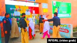 د الیکشن کمیشن په وینا، د ښځو او نارینو ووټونو تر منځ پوبیر کم شوی دی.