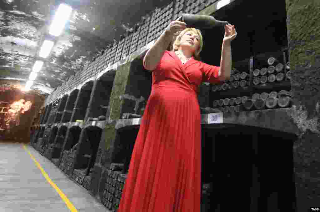 В начале 2016 года Генпрокуратура Украины возбудила уголовное дело против Павленко. Причиной преследования стала открытая бутылка вина Херес-де-ла-Фронтера урожая 1775 года, стоимость которой оценивается в 100 тысяч долларов.  Эта коллекционная бутылка была открыта во время посещения аннексированного Крыма бывшим премьер-министром Италии Сильвио Берлускони, которого пригласил президент России Владимир Путин