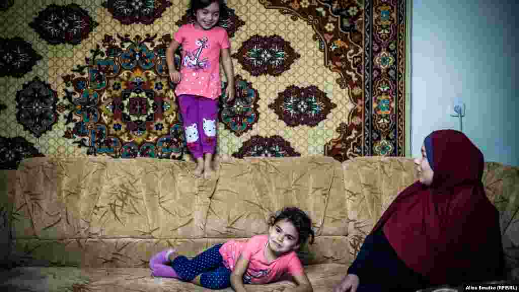 Дочки Сервера Зекирьяева – крымчанина, отца 12 детей.  Утром 11 октября 2017 года вооруженные российские силовики нагрянули с обысками в Бахчисарай. После обысков они арестовали шестерых местных жителей, обвинив их в причастности к организации «Хизб ут-Тахрир», запрещенной в России. Среди задержанных оказался и Зекирьяев