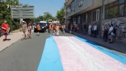 Učesnici čekaju da krene treća Povorka ponosa Učesnici čekaju da krene treća Povorka ponosa