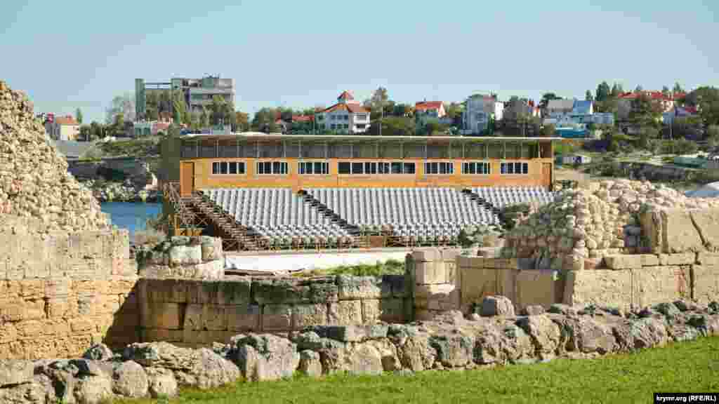 Зрительская трибуна в музее-заповеднике. 26 октября бывший сотрудник музея-заповедника Анатолий Туманов пикетировал здание российского правительства Севастополя из-за того, что Херсонес «превратили в площадку для культурно-массовых мероприятий, его уродуют современными конструкциями»