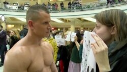 Реклама білизни і оголені чоловіки в Білорусі: одні жінки протестували, інші – фотографувалися (відео) Реклама білизни і оголені чоловіки в Білорусі: одні жінки протестували, інші – фотографувалися (відео)