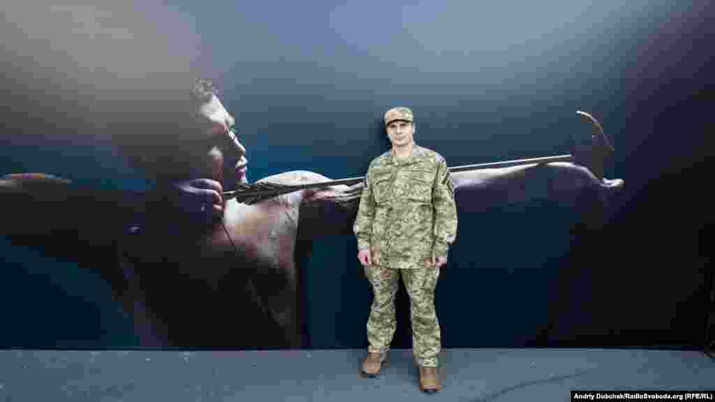 Дмитро Блохін. 27 років. Місто Новоград-Волинський на Житомирщині. Військовослужбовець 30-ї окремої механізованої бригади, продовжує служити після поранення. На передовій в АТО військовому відірвало пальці лівої руки, вирвало м'язи на ногах і руках та понівечило голову