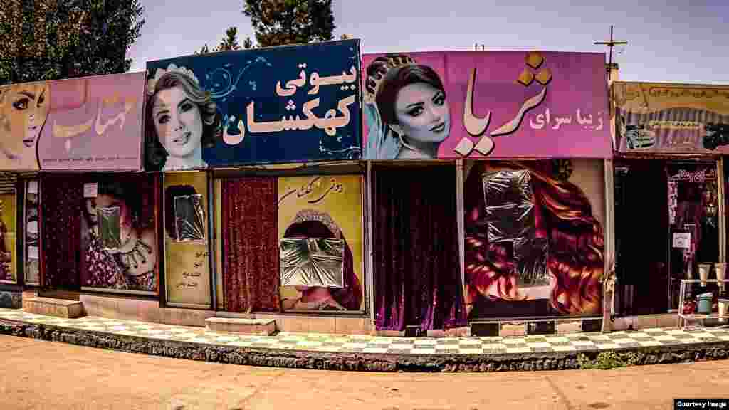 Низка салонів краси, в яких жіночі обличчя – принаймні ті, до яких легко дістатися – поспішно закриті фольгою