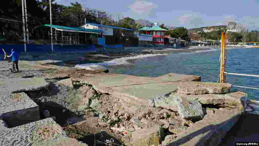 Пляж общего пользования «Ласковый берег» изрядно «потрепал» недавний шторм