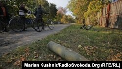 Місцеві жителі повертаються додому