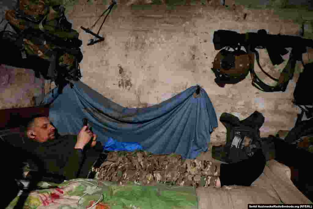 38-річний Роман у ЗСУ з лютого 2022 року. В цивільному житті працював митним брокером. Зараз аеророзвідник 10-ї окремої гірсько-штурмової бригади «Едельвейс» відпочиває на позиціях, Куп'янський напрямок, січень 2024-го.  