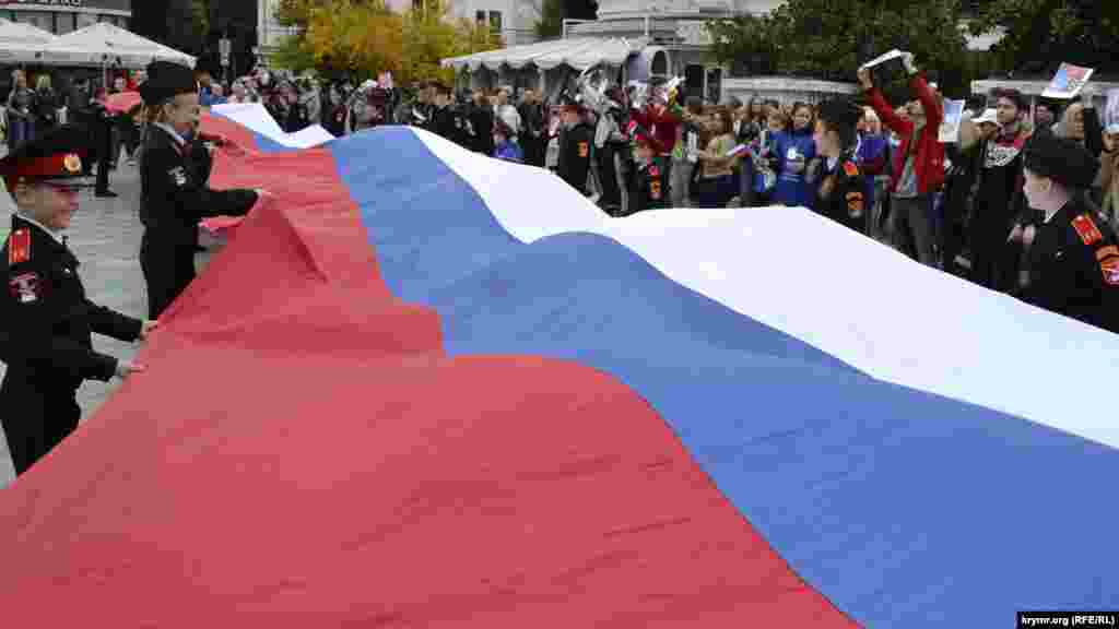 Подконтрольные Москве власти Ялты 4 ноября организовали флешмоб «Мы едины!», приуроченный к российскому Дню народного единства: на площади сделали условную карту Крыма, а подростки расположились на ней с изображениями гербов городов и поселков полуострова. В центр карты Крыма кадеты вынесли 20-метровый флаг России