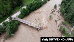 Як йдеться в повідомленні пресслужби ОДА, до Одещини насувається велика кількість води з західної України, а Бессарабія і північ області вже потерпають від повені (на фото – затоплення в Івано-Франківській області)