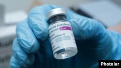 Як повідомило посольство Німеччини в Україні, вакцину 21 серпня міністру охорони здоров’я України Вікторові Ляшку передала посол Анка Фельдгузен