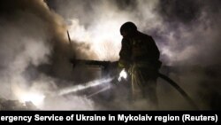 Рятувальники гасять пожежу, що виникла внаслідок російського удару по Миколаївщині, архівне фото