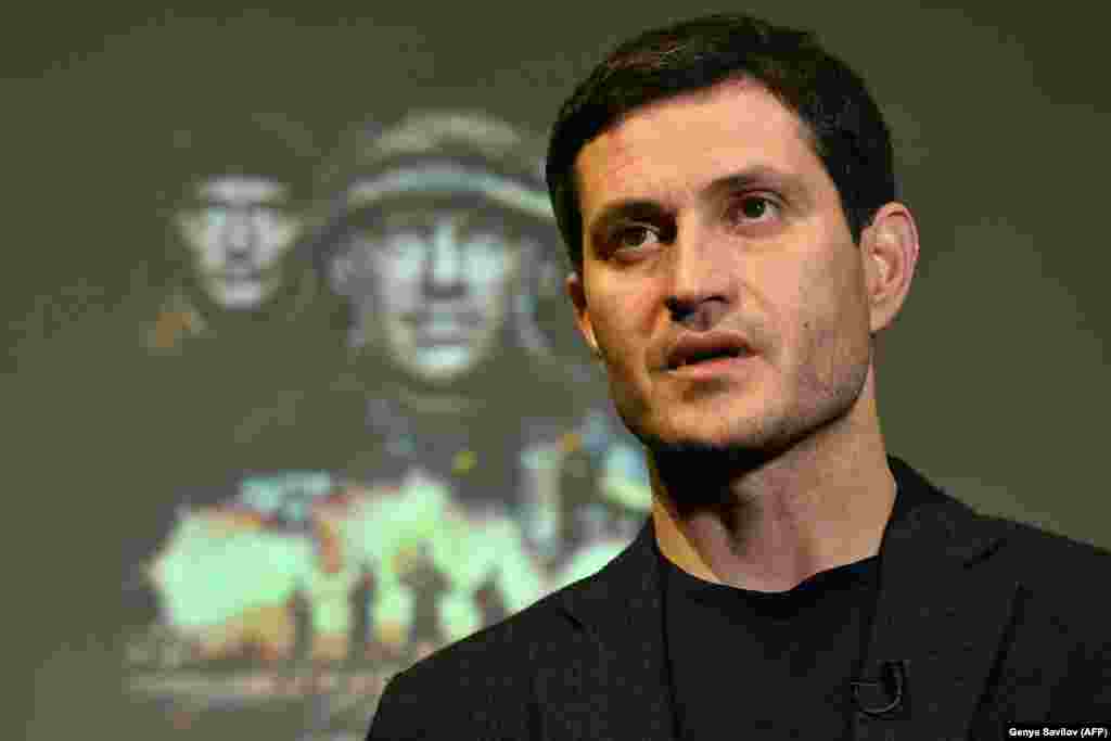 Режиссер фильма «Киборги» Ахтем Сеитаблаев беседует с французским изданием AFP о своем фильме в Киеве. 29 декабря 2017 года