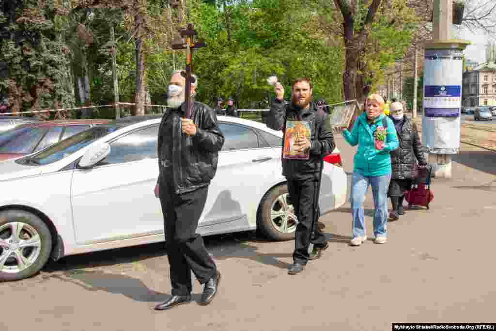 Після зустрічі із народним депутатом декілька активістів пройшлися «хресною ходою»