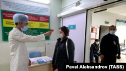 Перевірка температури на вході до лікарні в Алмати, Казахстан, архівне фото
