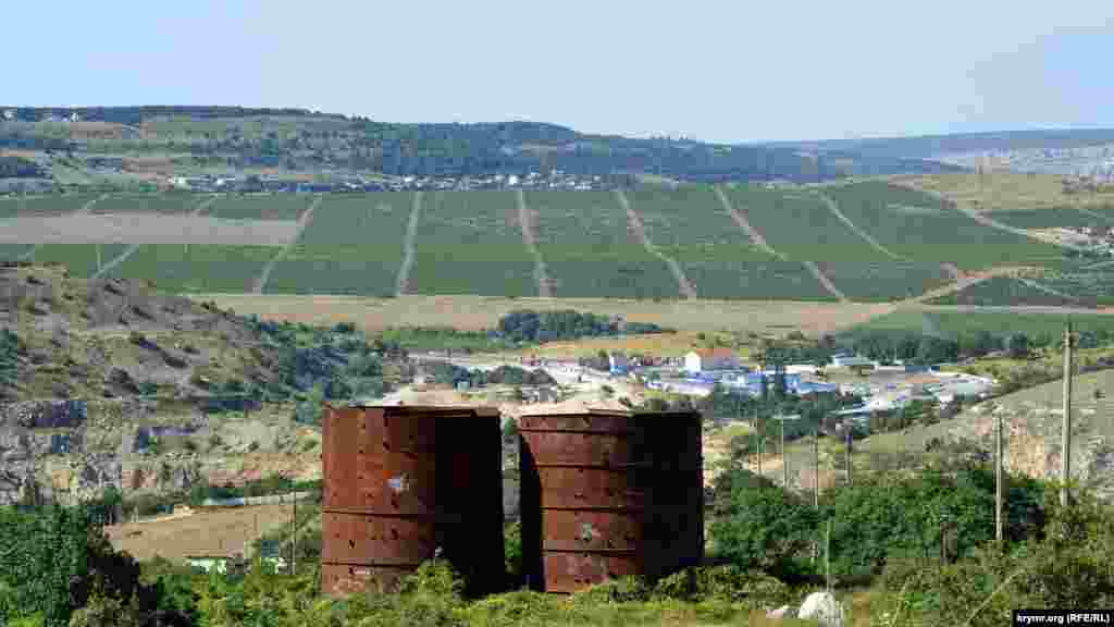 Вдали – виноградники Балаклавской долины