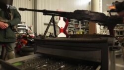 «Самопал, але працює»: зброю з БТРів РФ переробляють для українських військових у Києві (відео) «Самопал, але працює»: зброю з БТРів РФ переробляють для українських військових у Києві (відео)