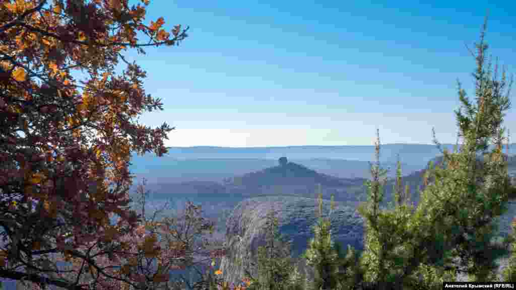 Кубышка – останец характерной формы высотой более 379 метров над уровнем моря. Она сложена известняковыми породами, которые богаты сохранившимися фрагментами фауны палеогенового периода (66-23 млн.лет назад)