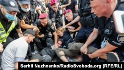 У затриманні активіста, який проводив біля Верховної Ради перформанс «Мєняю мову на рублі» на підтримку української мови брав участь, зокрема, полк поліції особливого призначення (ПОП), який є правонаступником спецпідрозділу «Беркут». Загалом були силовики з кількох силових структур, серед них особи в цивільному, які безпосередньо брали участь у затриманні активіста