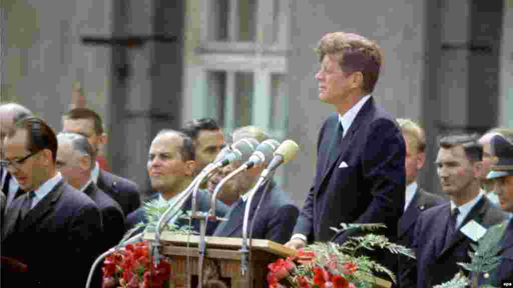 Президент США Джон Кеннеди произносит свою знаменитую речь «Ich bin ein Berliner» («Я – берлинец») во время визита в Западный Берлин 26 июня 1963 года