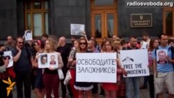 Учасники протесту вимагають дій влади для звільнення заручників Учасники протесту вимагають дій влади для звільнення заручників