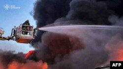 Ілюстраційне фото. Рятувальники гасять вогонь на місці російської атаки в Київській області, 6 липня 2025 року