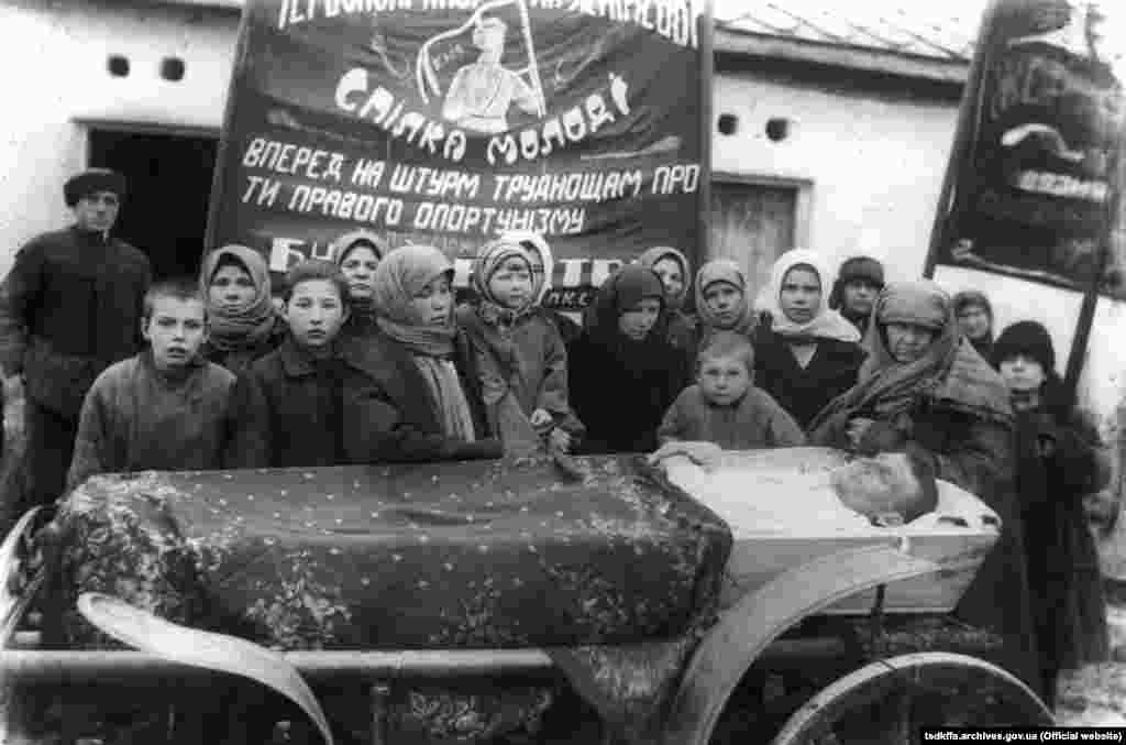 Похорони сільського активіста в с.Сергіївка Красноармійського району Донецької області, 30-і рр 