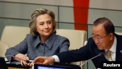 Экс-госсекретарь США Хиллари Клинтон рядом с Генеральным секретарем ООН Пан Ги Муном во время ежегодной встречи по расширению возможностей женщин в Нью-Йорке 10 марта 2015 года