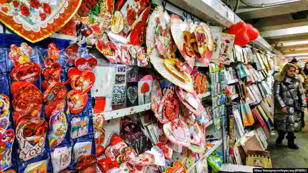 Еще один важный атрибут праздника ‒ «валентинки» ‒ открытки в виде сердец разного размера