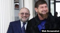 Глава Чечни Рамзан Кадыров (справа) и министр по национальной политике и внешним связям республики Джамбулат Умаров