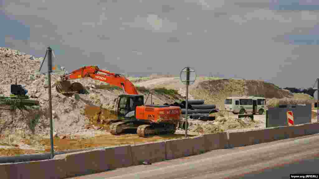 Ради трассы «Таврида» строители срезают известняковые холмы у села