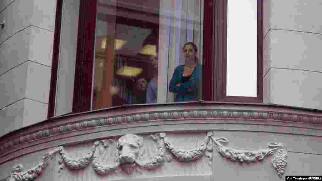 Не более пяти минут сотрудники Минздрава могли наблюдать акцию и слушать траурную музыку – приехавшие милиционеры задержали участников акции и оркестр. 