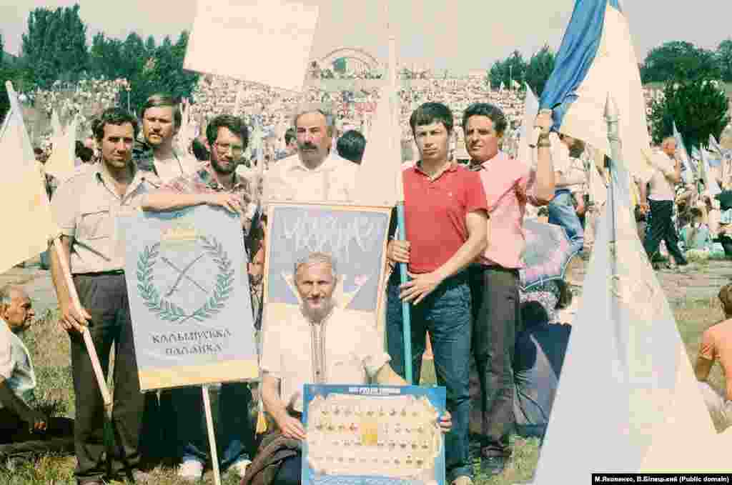 Представники «Кальміуської паланки» під час відзначення 500-ліття Запорозького козацтва. «Кальміуська паланка» – громадська організація, що виникла на Донеччині протягом 1989–1990 років і взяла історичну назву Кальміуської паланки Запорозького козацтва