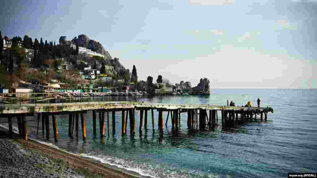  Старый причал на фоне Генуэзской скалы (Дженевез-Кая) и дачи-музея Антона Чехова