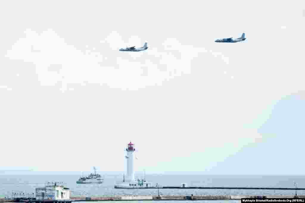 Літаки Ан-26 морської авіації ВМСУ пролітають над Одеською затокою 