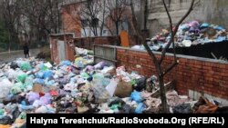 Сміття на одній з вулиць Львова, 20 березня 2017 року