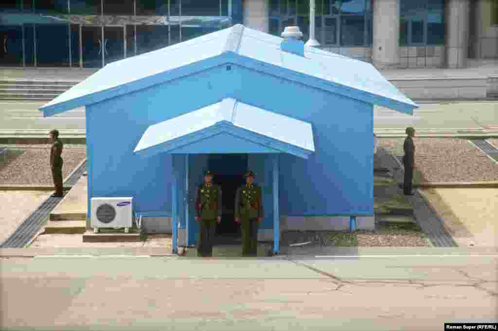 Демаркационная линия между Северной и Южной Кореей. Это, как видно, северная часть. Достижение народного хозяйства сразу бросается в глаза – кондиционер