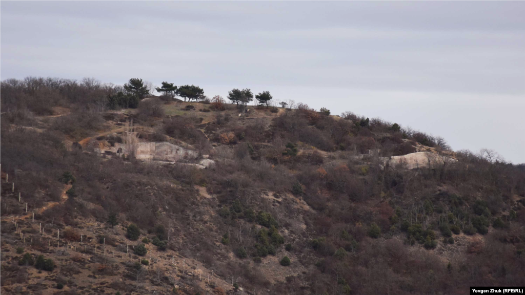 Осенью и зимой с вершины горы Аскети, если смотреть в противоположную сторону от Балаклавы, можно увидеть стартовые площадки бывшего военного объекта – таинственной «Сотки» 