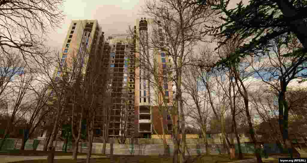 Элитная высотка того же «Владограда» в стадии завершения в сквере Партизанской славы. Новостройка значительно уменьшила площадь прогулочной и зеленой зоны сквера