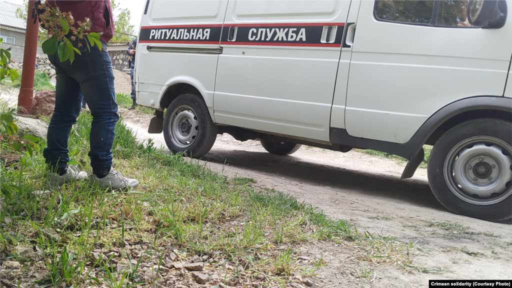 В районе 14:00 к домовладению в Дубках приехала машина ритуальной службы