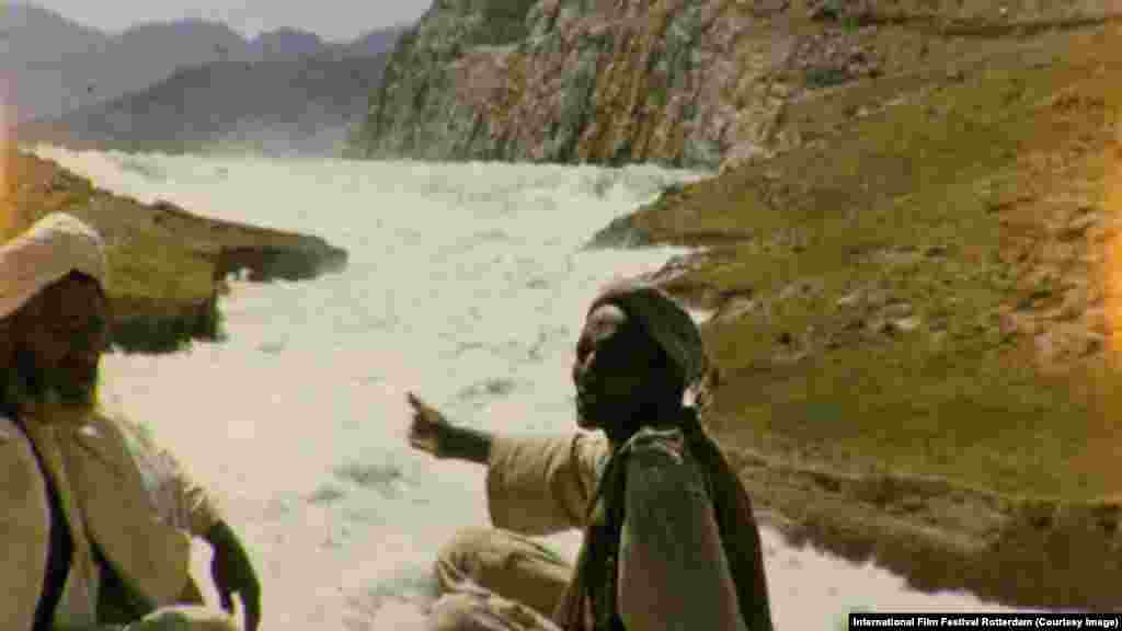 Знаменитый британский документалист Адам Кертис в фильме "Горькое озеро" убеждает зрителя не верить тому, что западные политики и журналисты говорят об Афганистане